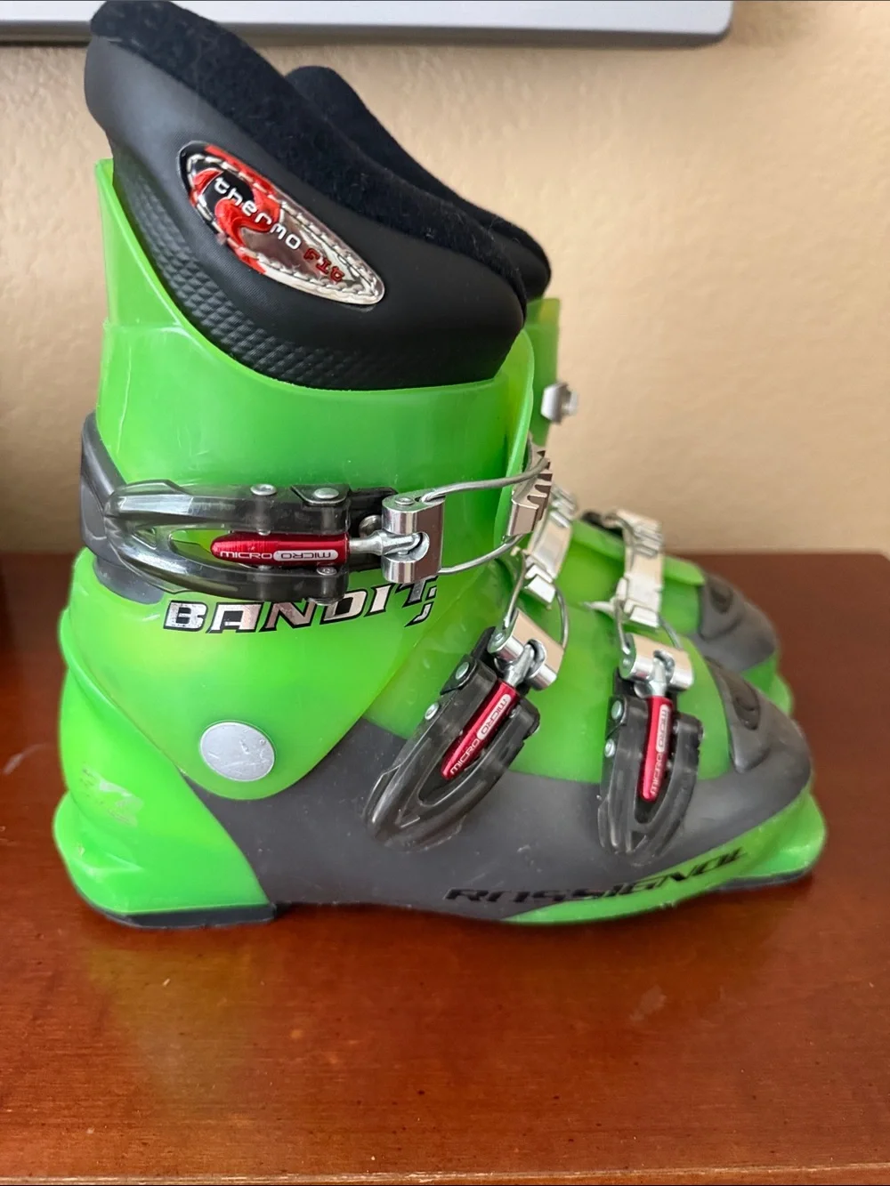 Rossignol Kids Bright Green and Black Ski Boots with Silver Buckles